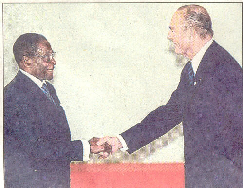 Chirac keeps his distance while swapping fingerprints with Mugabe